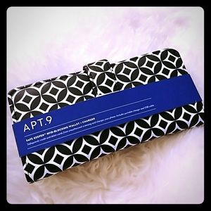 NWT. Apt 9 RFID Blocking Wallet With Charger